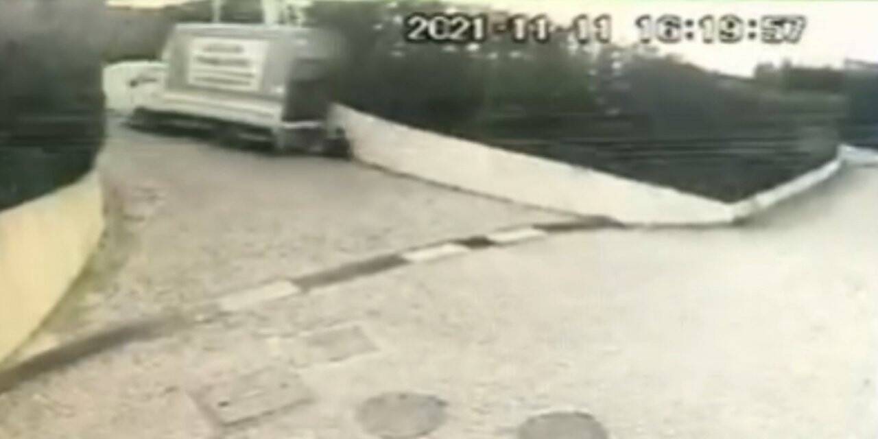 El frenini çekmeyi unutan sürücü kamyonetin altında kalmıştı: Feci olay kameraya yansıdı