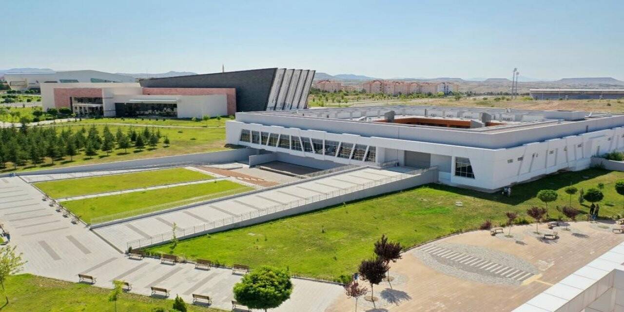 Sezai Karakoç’un ismi NEVÜ Öğrenci Yaşam Merkezi’ne Verildi