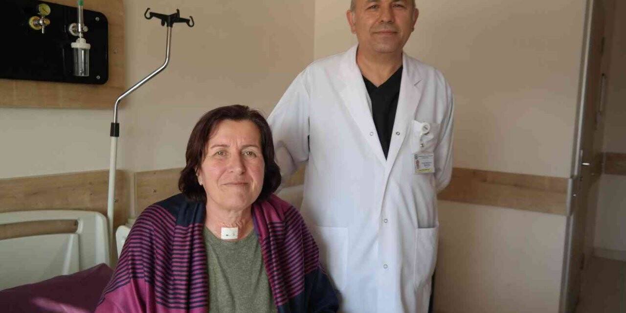 Konuşa konuşa ameliyat oldu