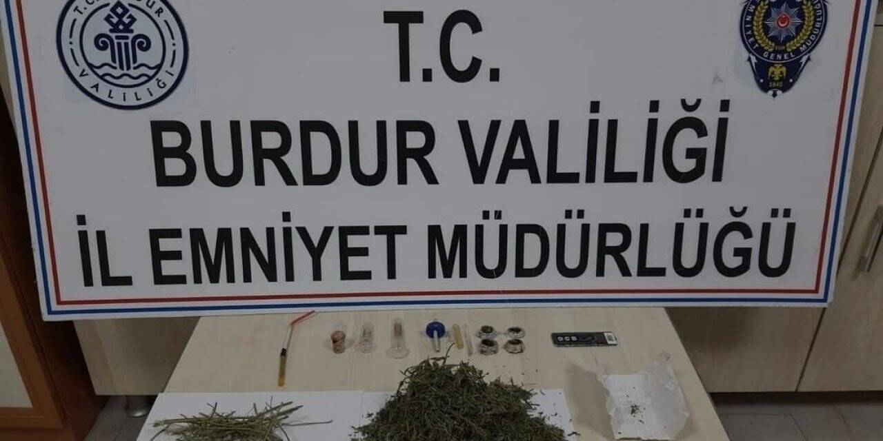 Uyuşturucu tacirinin üzerinden polis rozeti çıktı