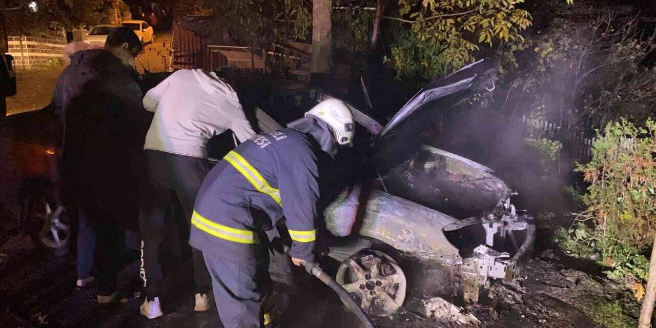 Park halinde yanan otomobil kullanılamaz hale geldi