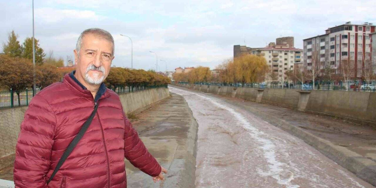 Oltu Çayı’nda ilginç köpürme korkutuyor