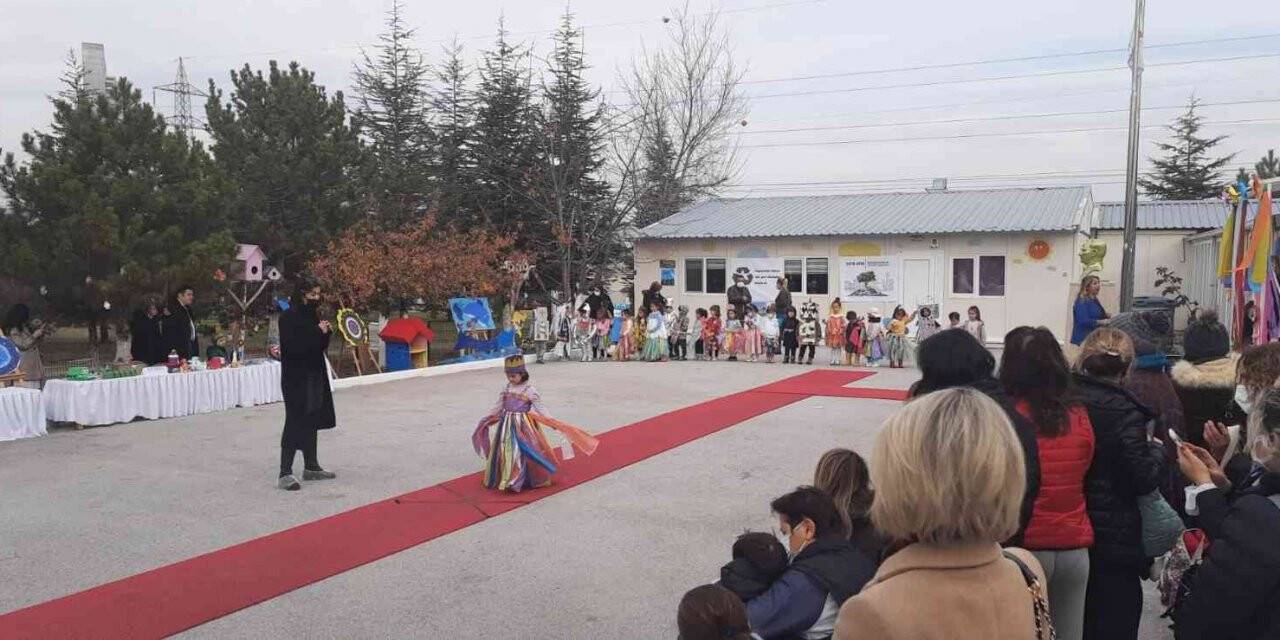 Minikler çöpü podyuma taşıdılar