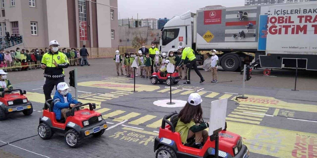 İlkokul öğrencilerine trafik eğitimi
