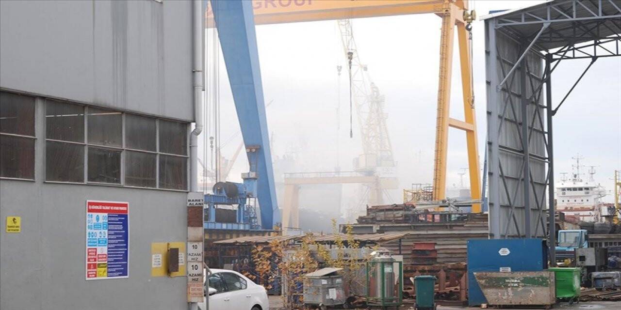 Tuzla Tersanesi'nde bir geminin motor kısmında yangın çıktı