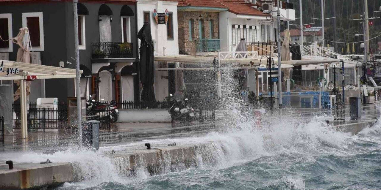 Marmaris’te şiddetli rüzgar hayatı olumsuz etkiledi