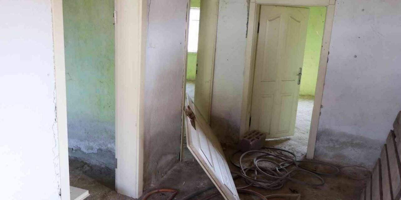 Satmak istemediği evler harabeye çevrildi