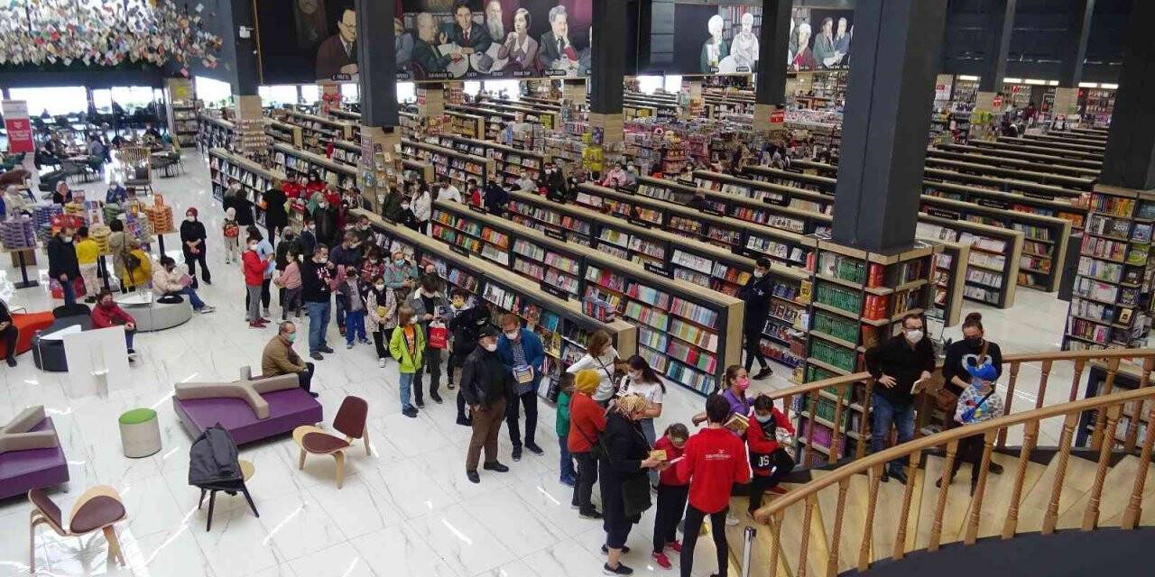 Çocukların,  ‘Kral Şakir’ sevgisi uzun kuyruklar oluşturdu