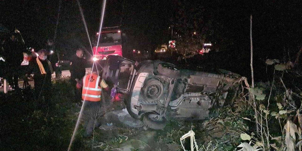 Kanala devrilen otomobilde sıkışan kadını itfaiye kurtardı