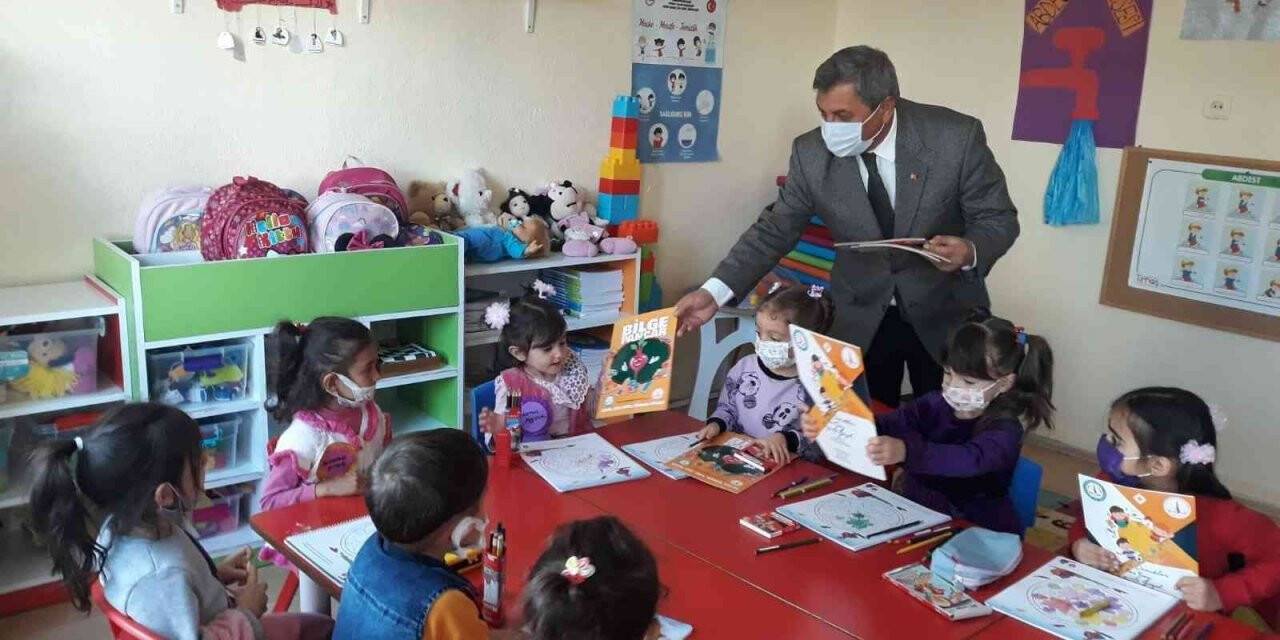 Başkan Arif Teke’den, Kur’an Kursu öğrencilerine boyama kitabı ve kalem seti