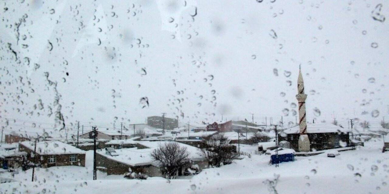 Bayburt’ta sabah saatlerinde sis etkili oldu