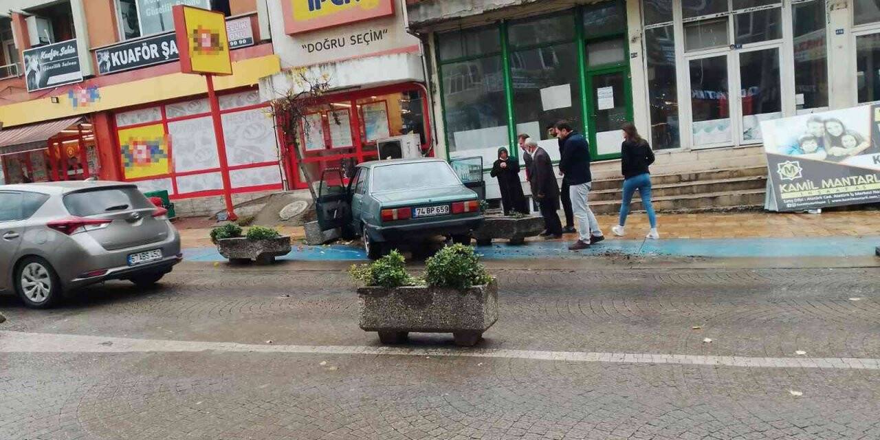 Yoldan çıkan aracı beton saksılar durdurdu
