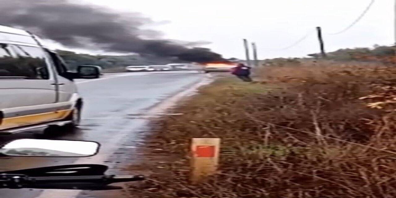 Seyir halindeki otomobil alev alev yandı