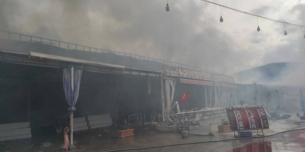 Kuşadası’nda çok sayıda iş yeri alevlere teslim oldu