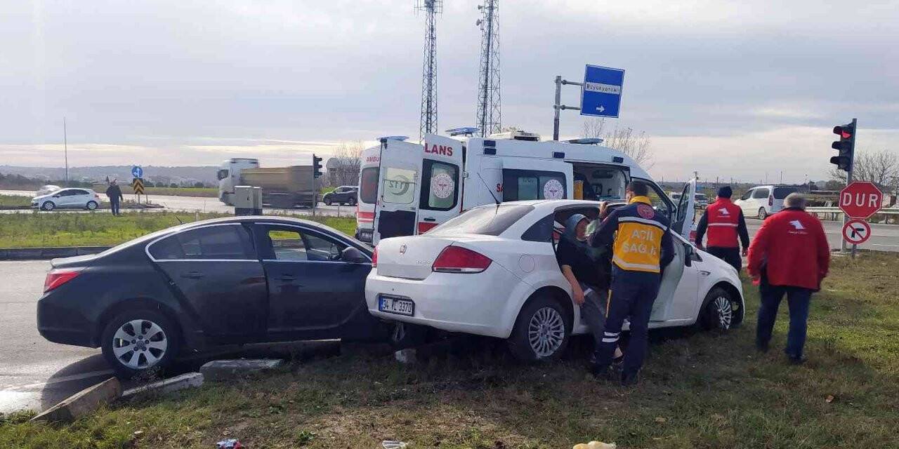 Tekirdağ’da iki otomobil çarpıştı: 5 yaralı