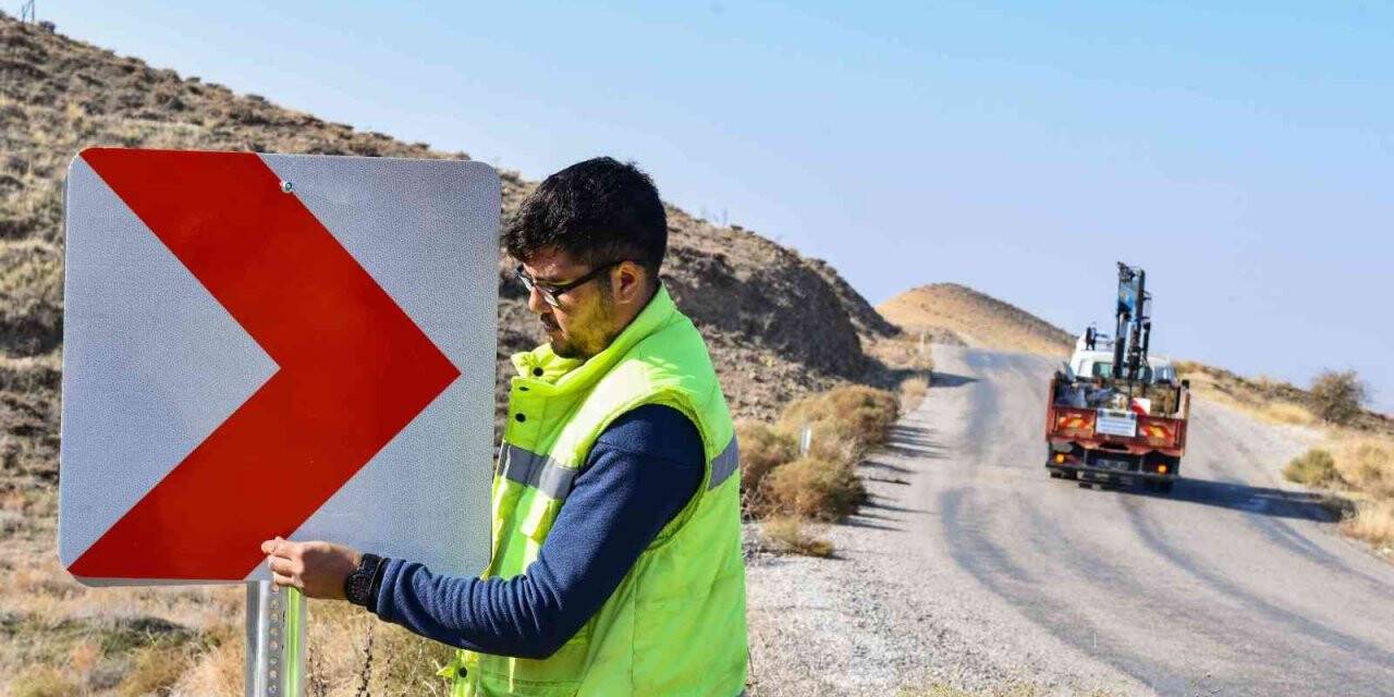 Başkent’te trafik levhasız yol kalmayacak