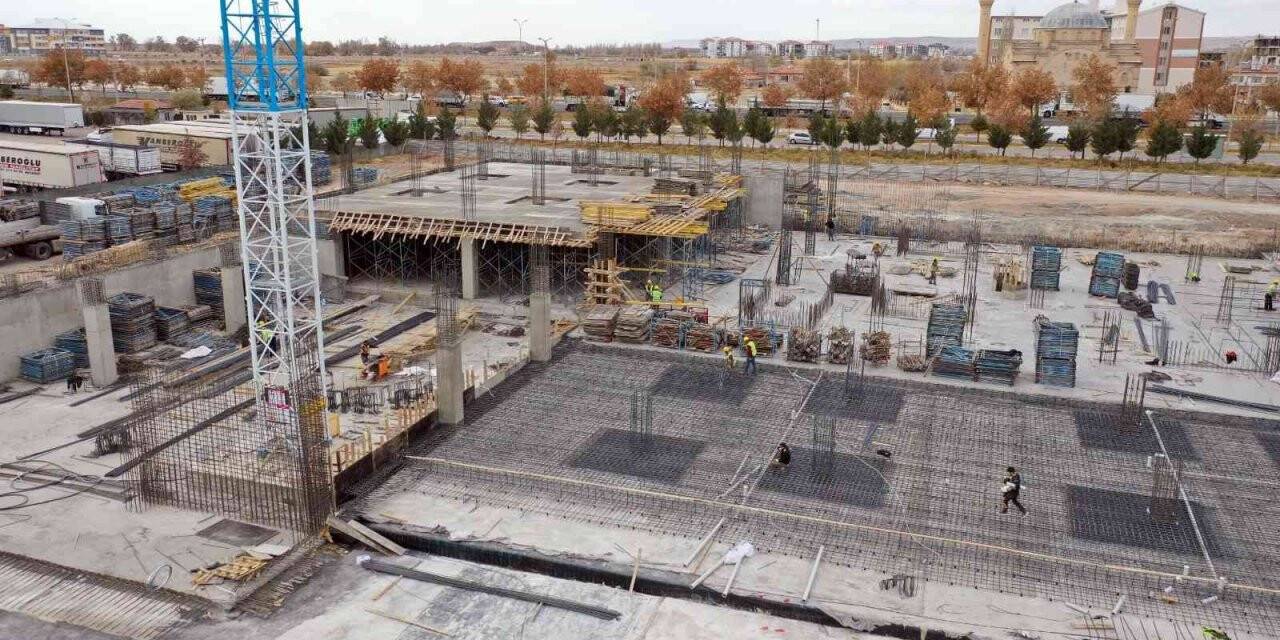 Aksaray’da yeni belediye binasında çalışmalar aralıksız sürdürüyor