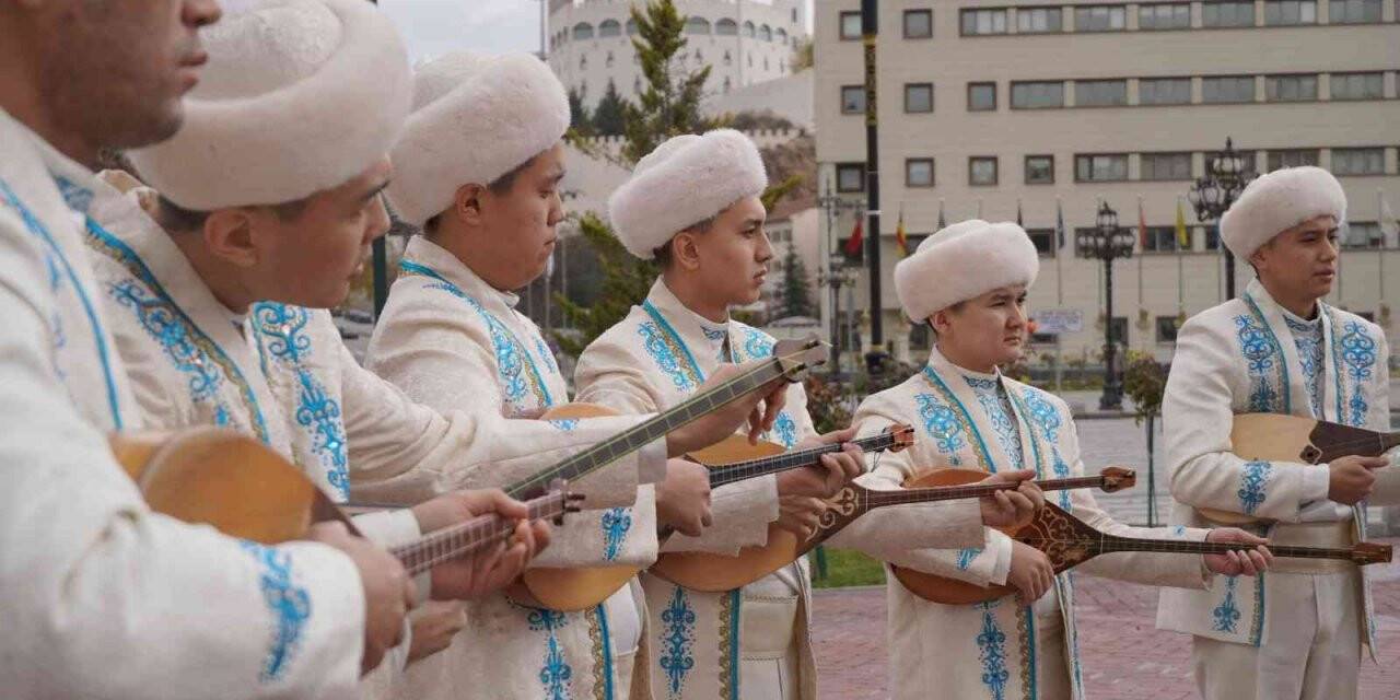 Kazakistanlı Sanatçılar Keçiören’de “Flash Mob” yaptı