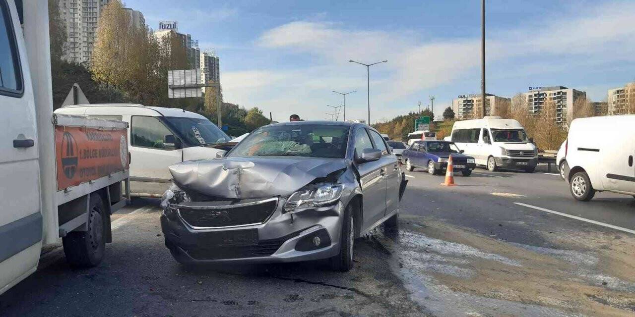 Emniyet şeridi ihlali zincirleme kazaya neden oldu: 3 yaralı