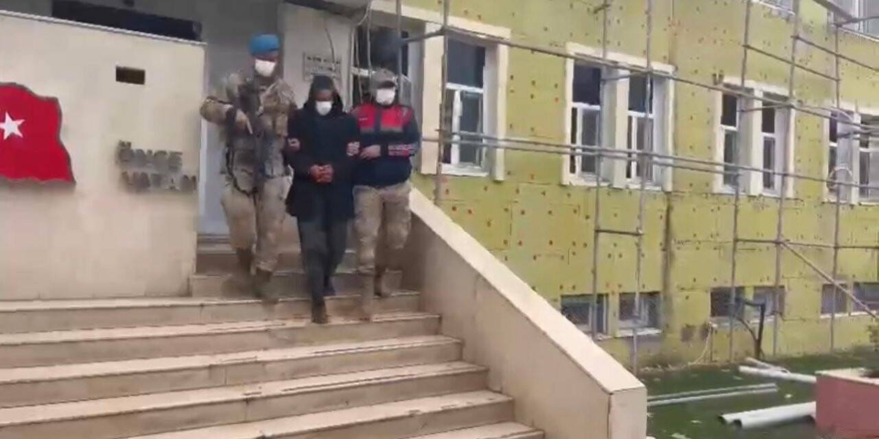 34’er yıl hapis cezası bulunan 2 firari evlerinde yakalandı