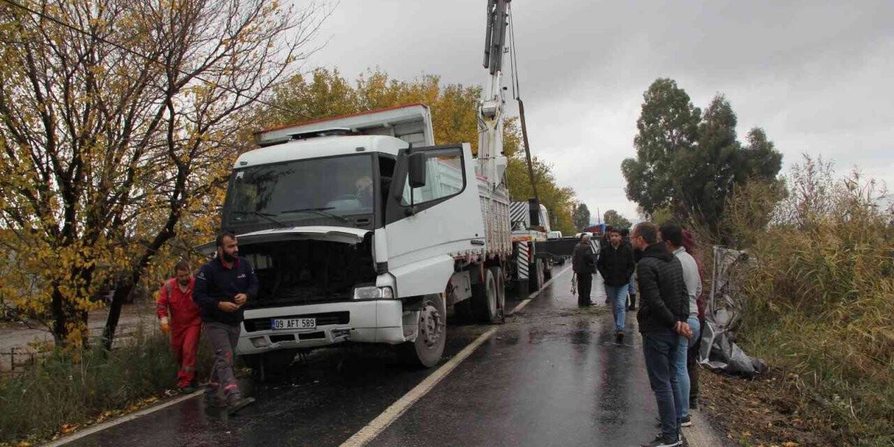 Söke Bağarası karayolunda kamyon devrildi