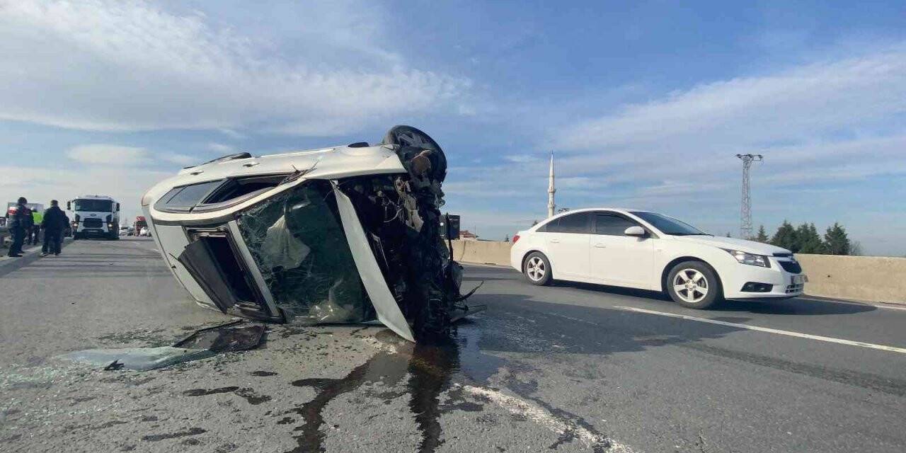 D-100’de beton bariyere çarpan otomobil takla attı