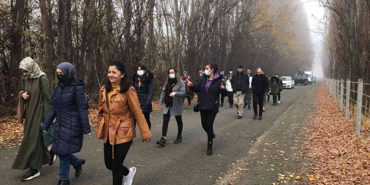 Öğretmenler sis altında doğa yürüyüşü yaptı