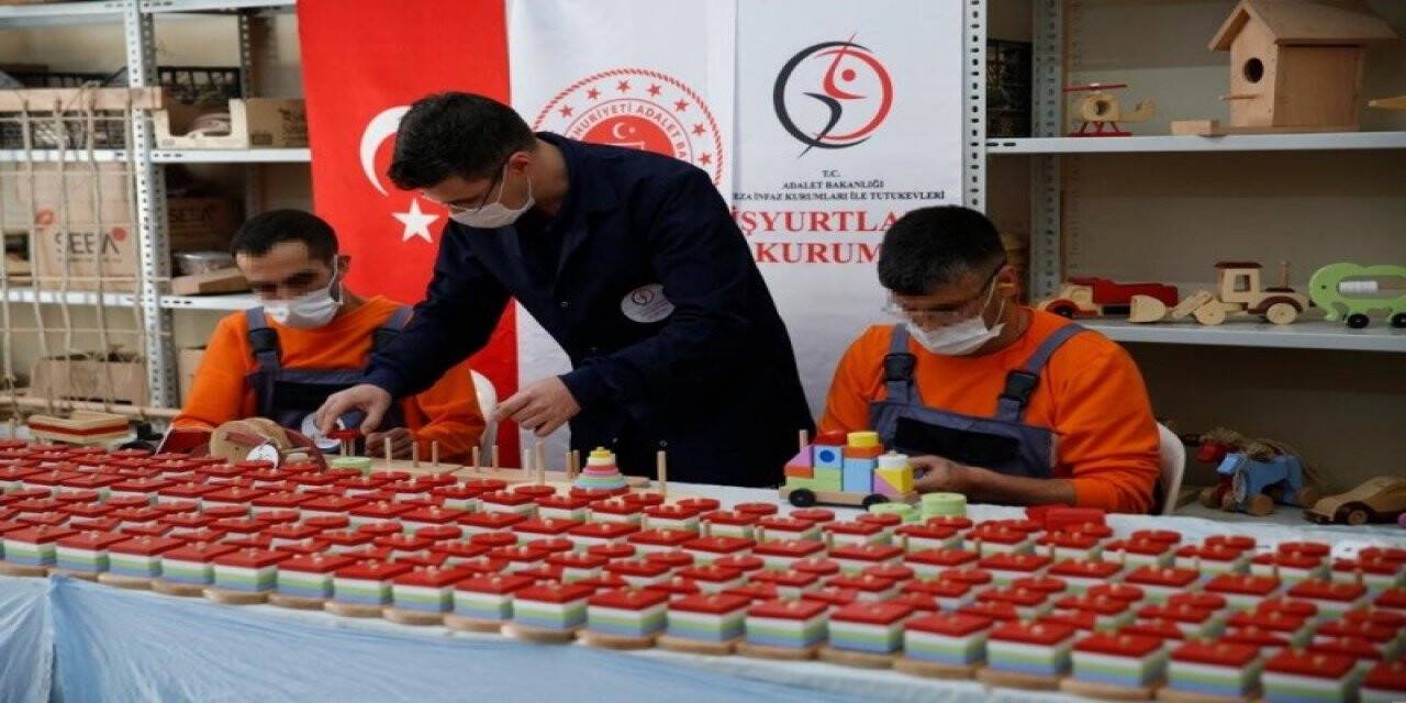 Hükümlüler çocuklar için ahşap oyuncak üretiyor