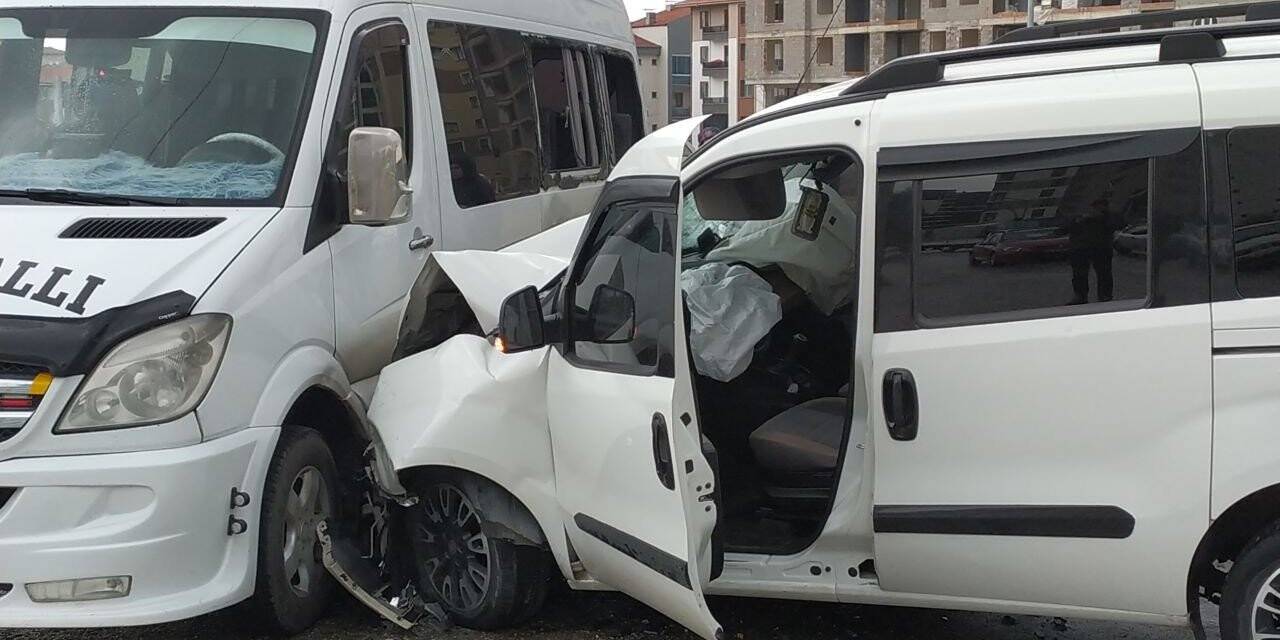 Öğrencileri taşıyan minibüs kazaya karıştı: 11 yaralı