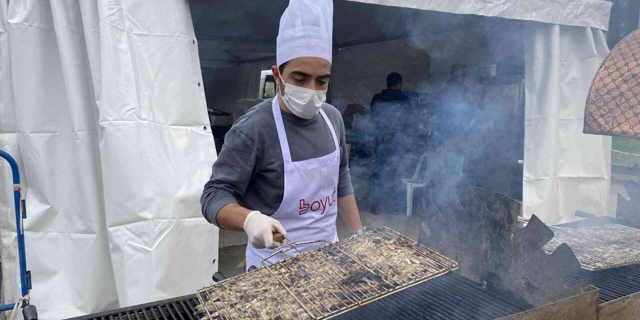 Ümraniye’de Hamsi Festivalinde 2.5 ton hamsi dağıtıldı