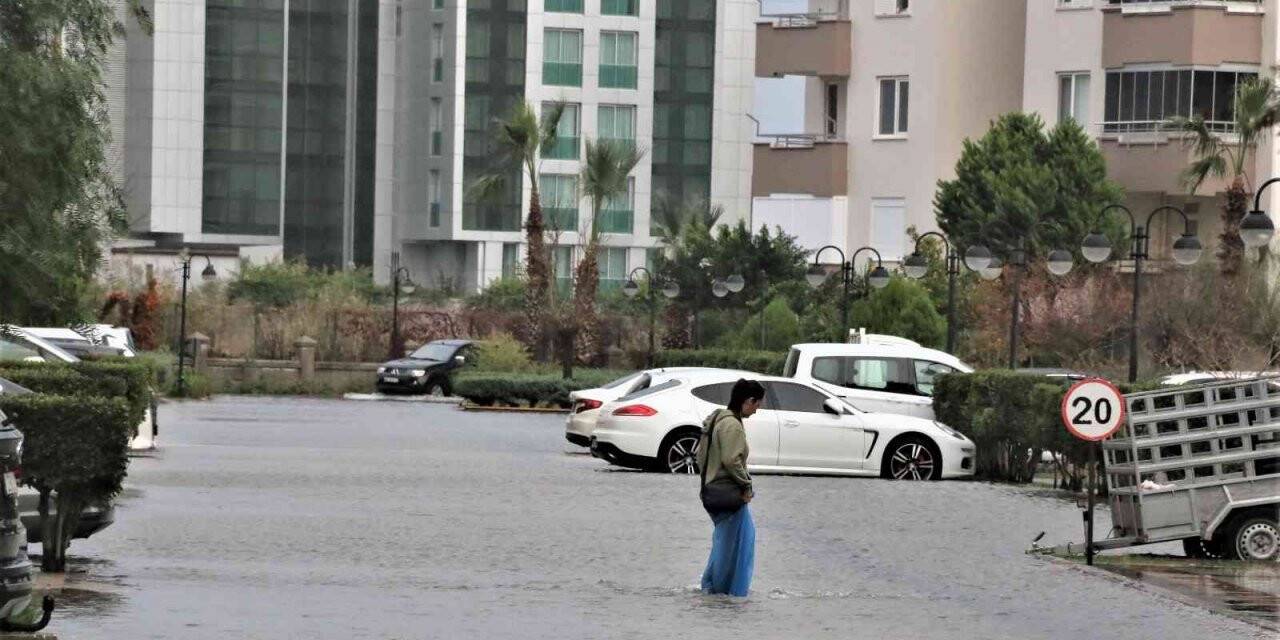 Antalya’da turizm çalışanlarının kaldığı site sular altında kaldı, oturanlar isyan etti