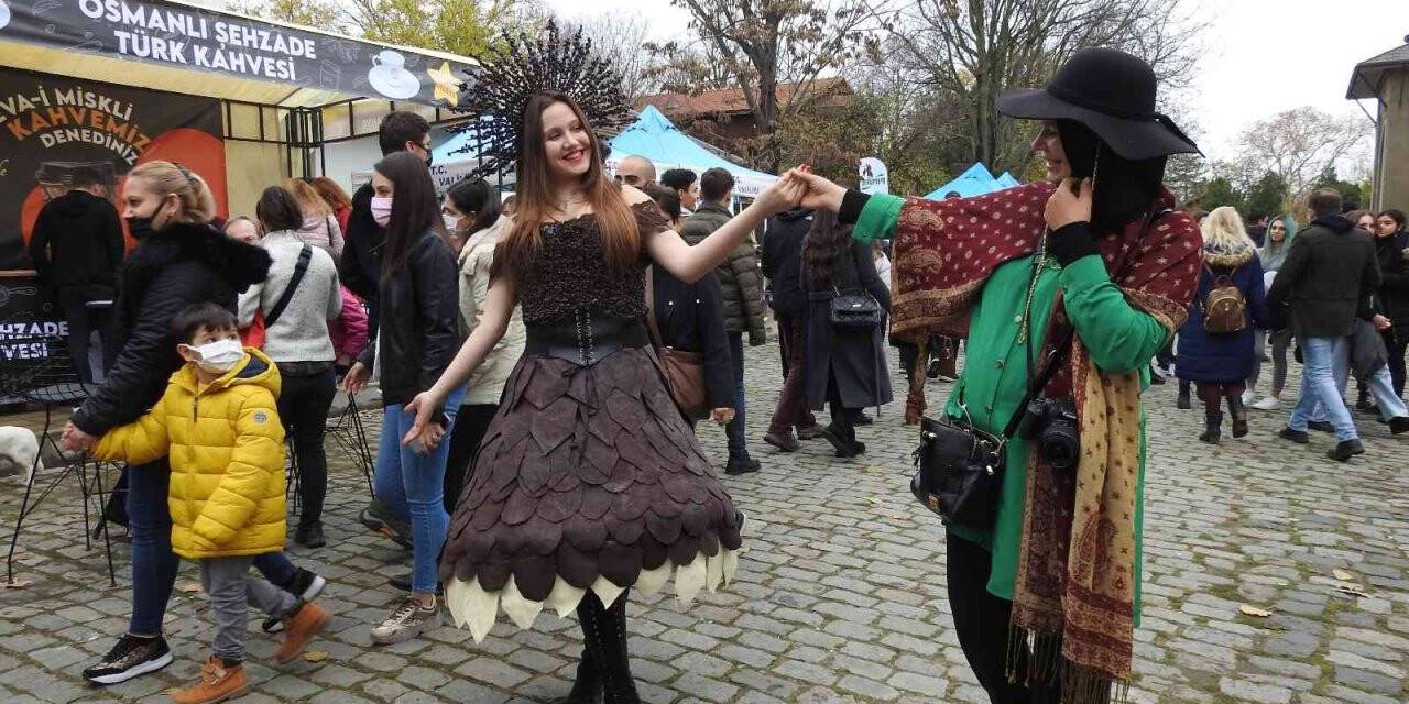 Görenler şaşkına döndü: 5 kiloluk çikolata elbise festivalin ilgi odağı oldu