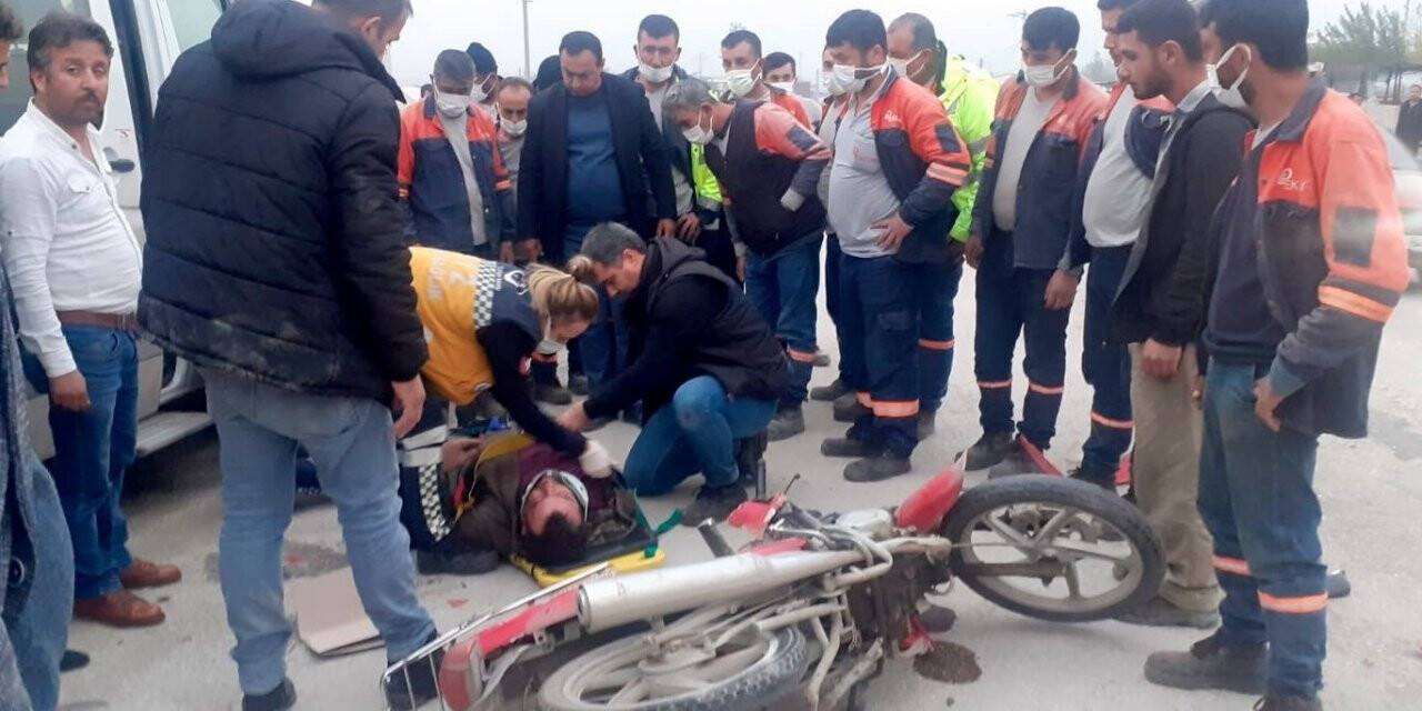 İşçi servisinin çarptığı motosiklet sürücüsü ağır yaralandı