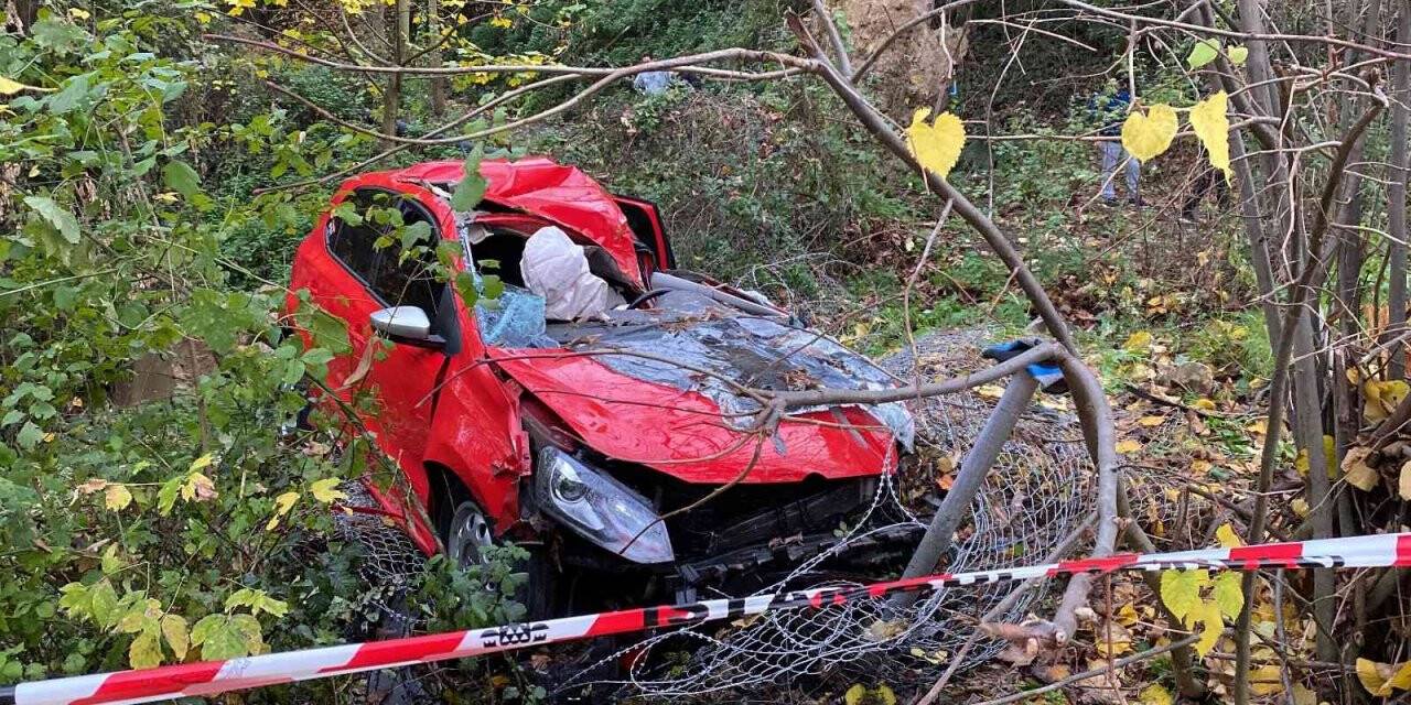 Beykoz’da aşırı süratli seyreden otomobil ağaçlara çarptı: 1 ölü, 1 yaralı