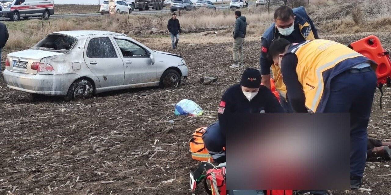 Tarlaya uçan otomobilin sürücüsü hayatını kaybetti