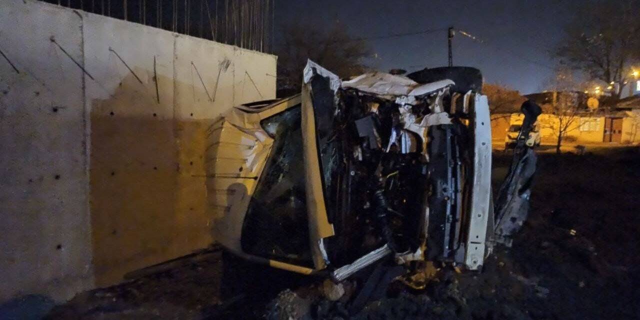 Kontrolden çıkan araç inşaat temeline uçtu: Anne ve 2 çocuğu yaralandı