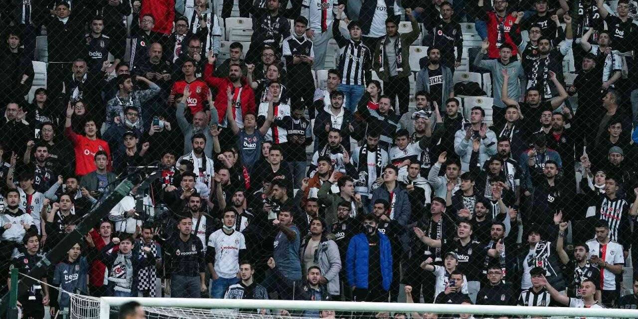 Beşiktaşlı taraftarlardan futbolculara tepki