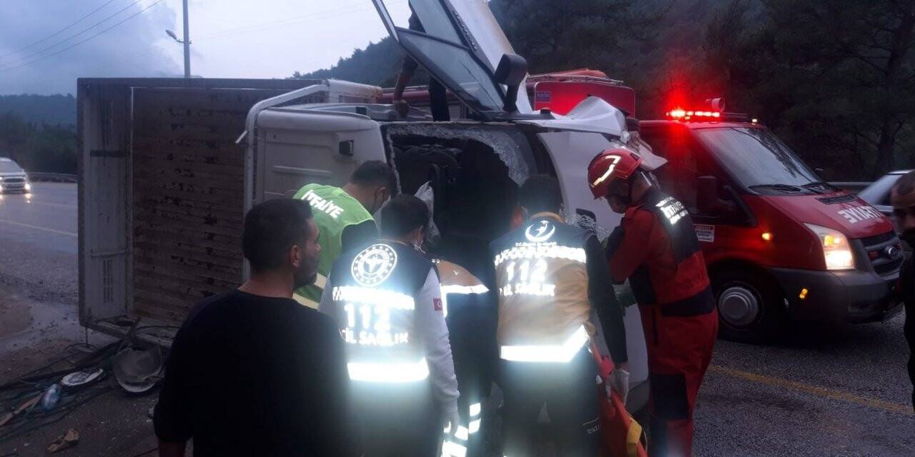 Araç içerisinde sıkışan sürücüyü itfaiye kurtardı