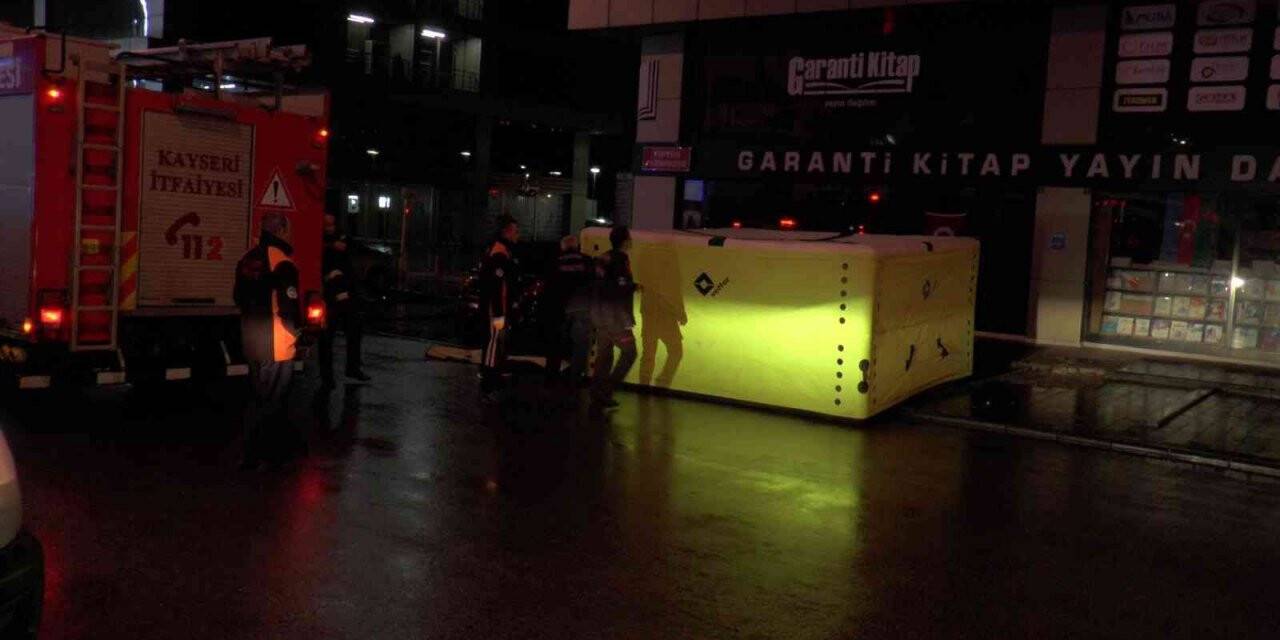 Boşanma aşamasındaki adam iş merkezinin terasına çıktı