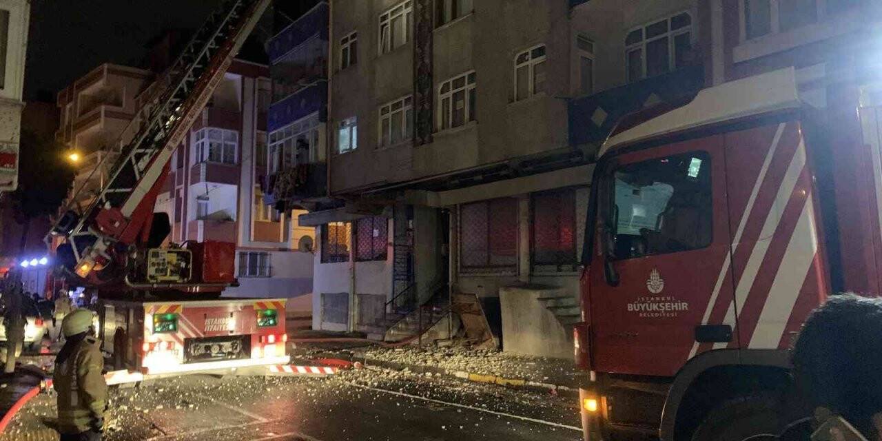 Bağcılar’da 5 katlı binanın çatısında korkutan yangın