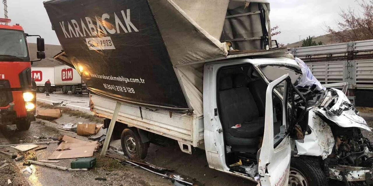 Kamyon ile kamyonet çarpıştı: 2 yaralı