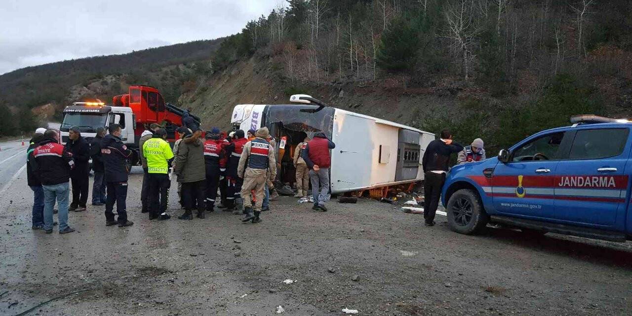 Erzincan’da yolcu otobüsü devrildi: 24 yaralı