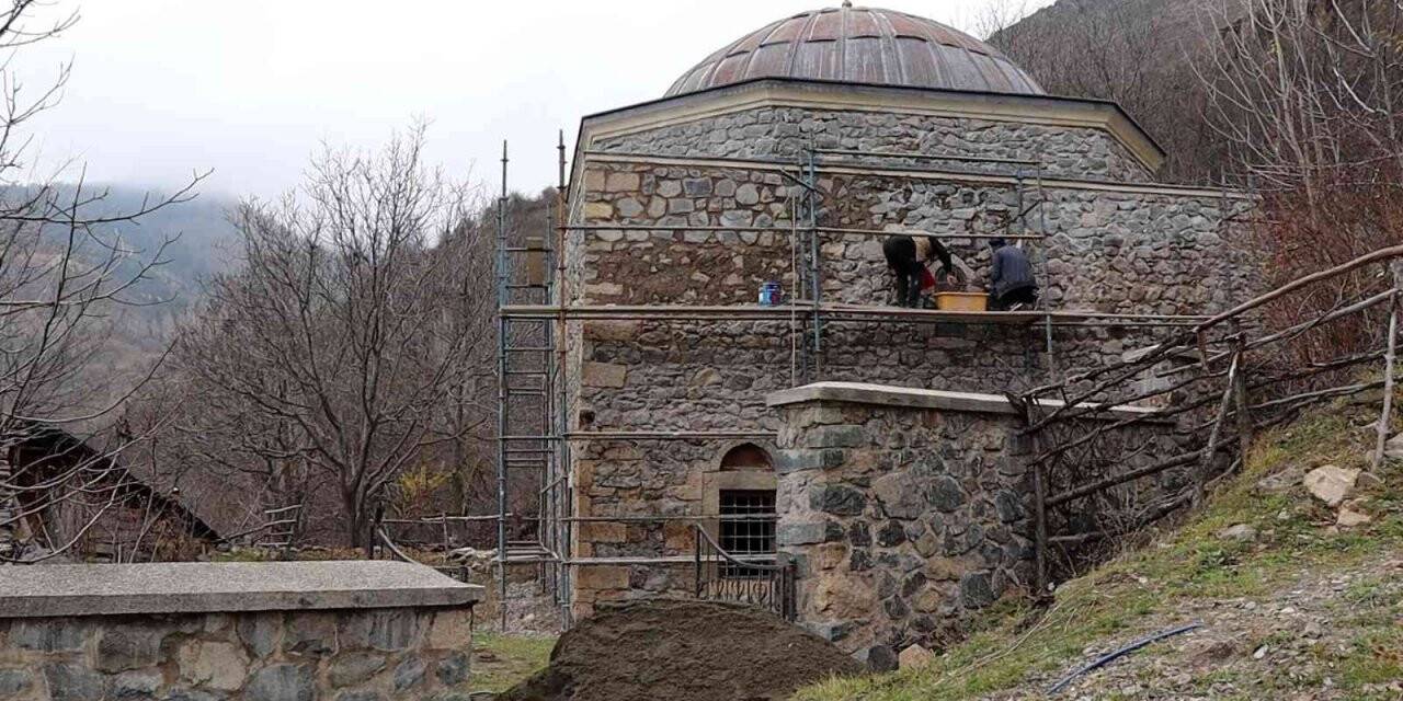 Ecdat yadigarına eksik restorasyon düzeltiliyor