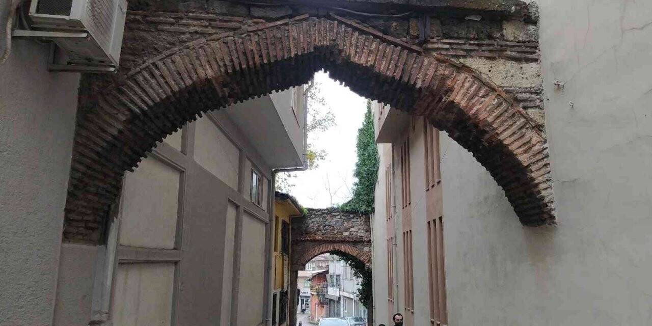 Apartmanların içinden çıkan tarihî kemerler görenleri şaşırtıyor