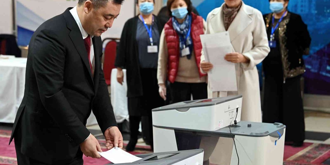 Kırgızistan'daki genel seçimlerde ilk sonuçlara göre 6 parti mecliste temsil edilecek