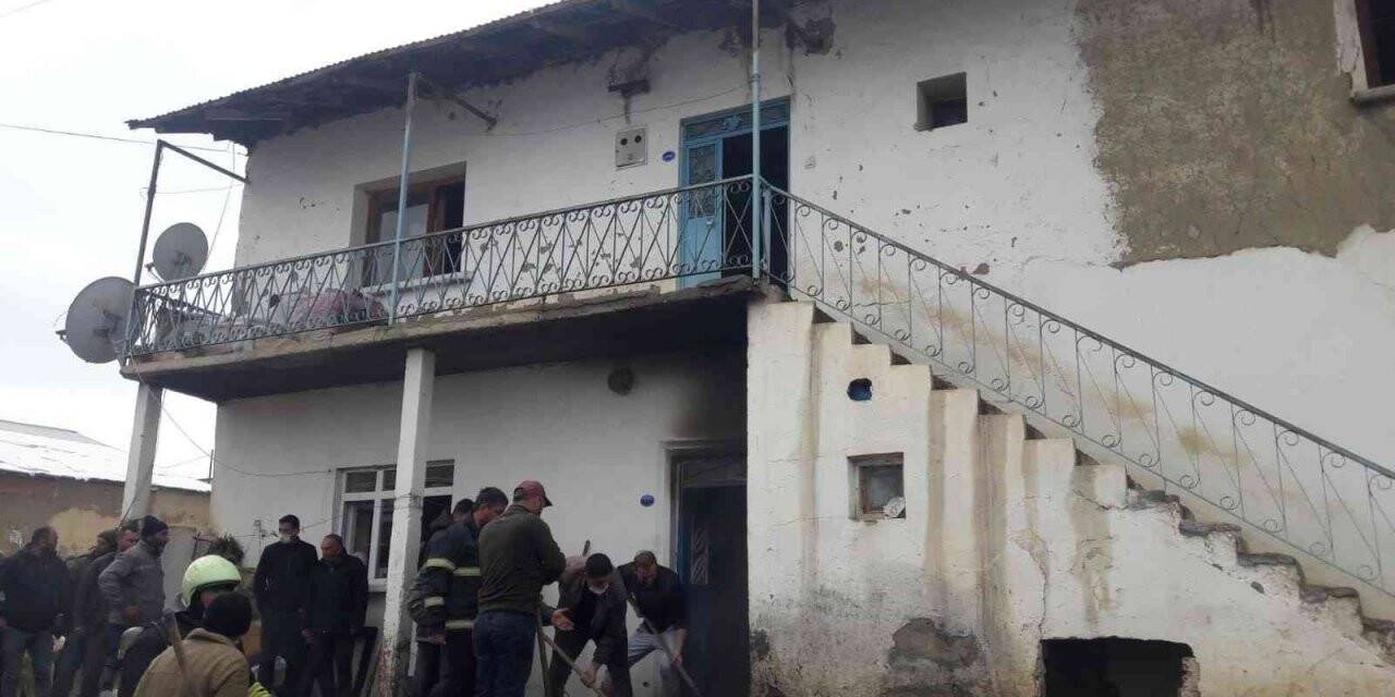 Demirözü’nde 2 katlı müstakil ev yandı