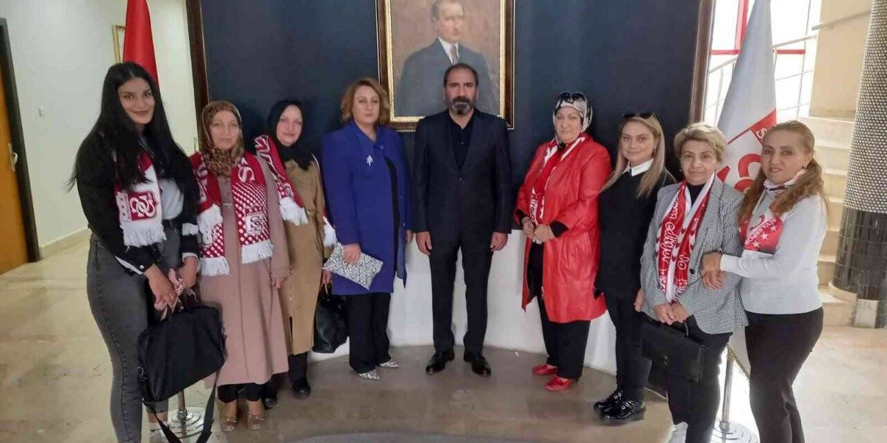 Sivasspor’a kadın taraftarlardan moral ziyareti