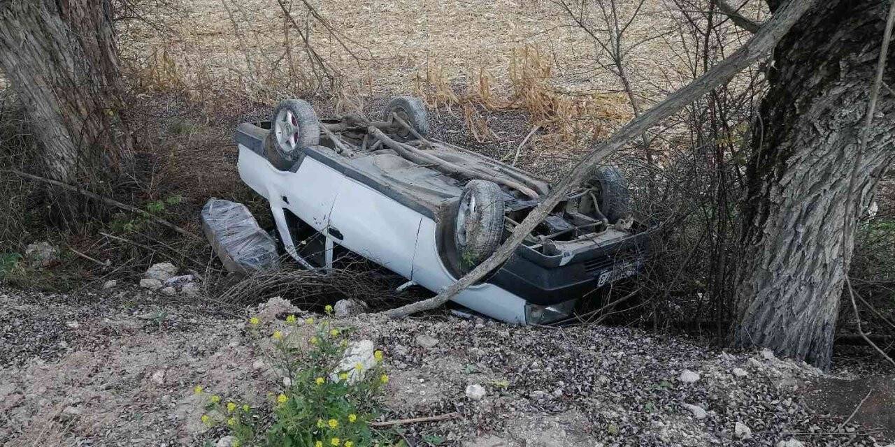 Kayganlaşan yolda takla atan otomobilden yara almadan kurtuldu