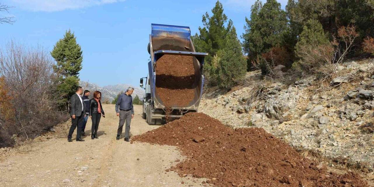 İbradı ve Akseki’yi bağlayan Halaç yoluna bakım onarım