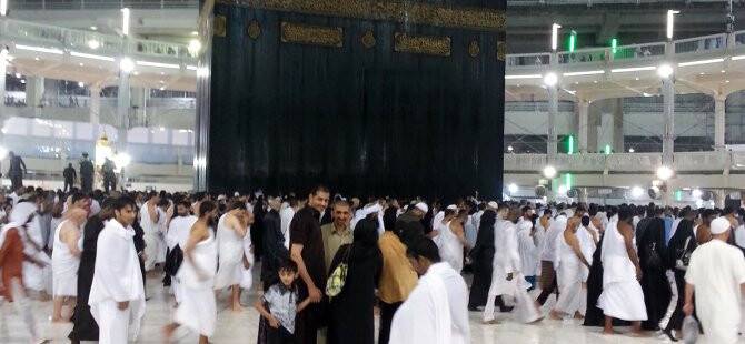 YAĞMUR ALTINDA TAVAF ETTİLER